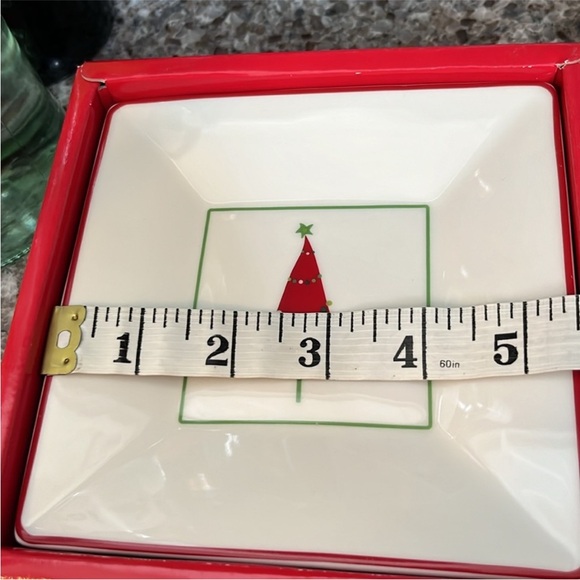 New in box! Set of 4 Crate & Barrel square Christmas tree hors dessert plates - Picture 6 of 8